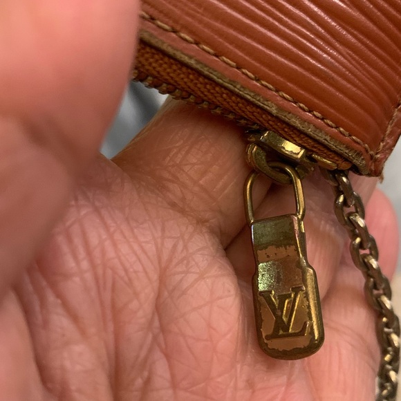 Louis Vuitton Pochette  Clรฉ Epi in Kenya Brown - Picture 7 of 11